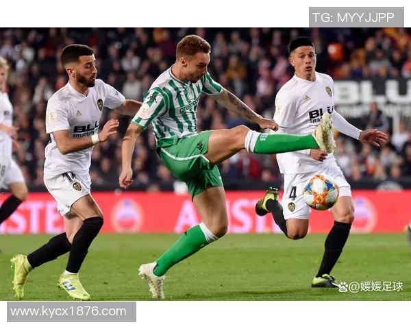 腹肌线条与足球技艺并肩并行 足球明星如何锻造完美身形与竞技水平 腹肌线条与足球技艺并肩并行 足球明星如何锻造完美身形与竞技水平